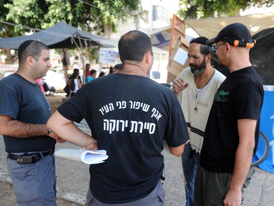 פקחי עירית ת"א בשד' רוטשילד בת"א  מחאת הדיור / צלם: אבשלום ששוני 